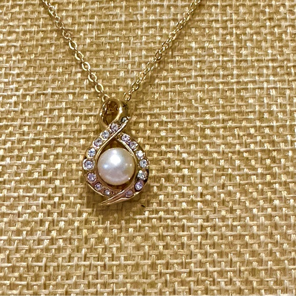 New Swarovski Elements Crystal Necklace- gold w/ faux pearl & clear crystals - Picture 4 of 12